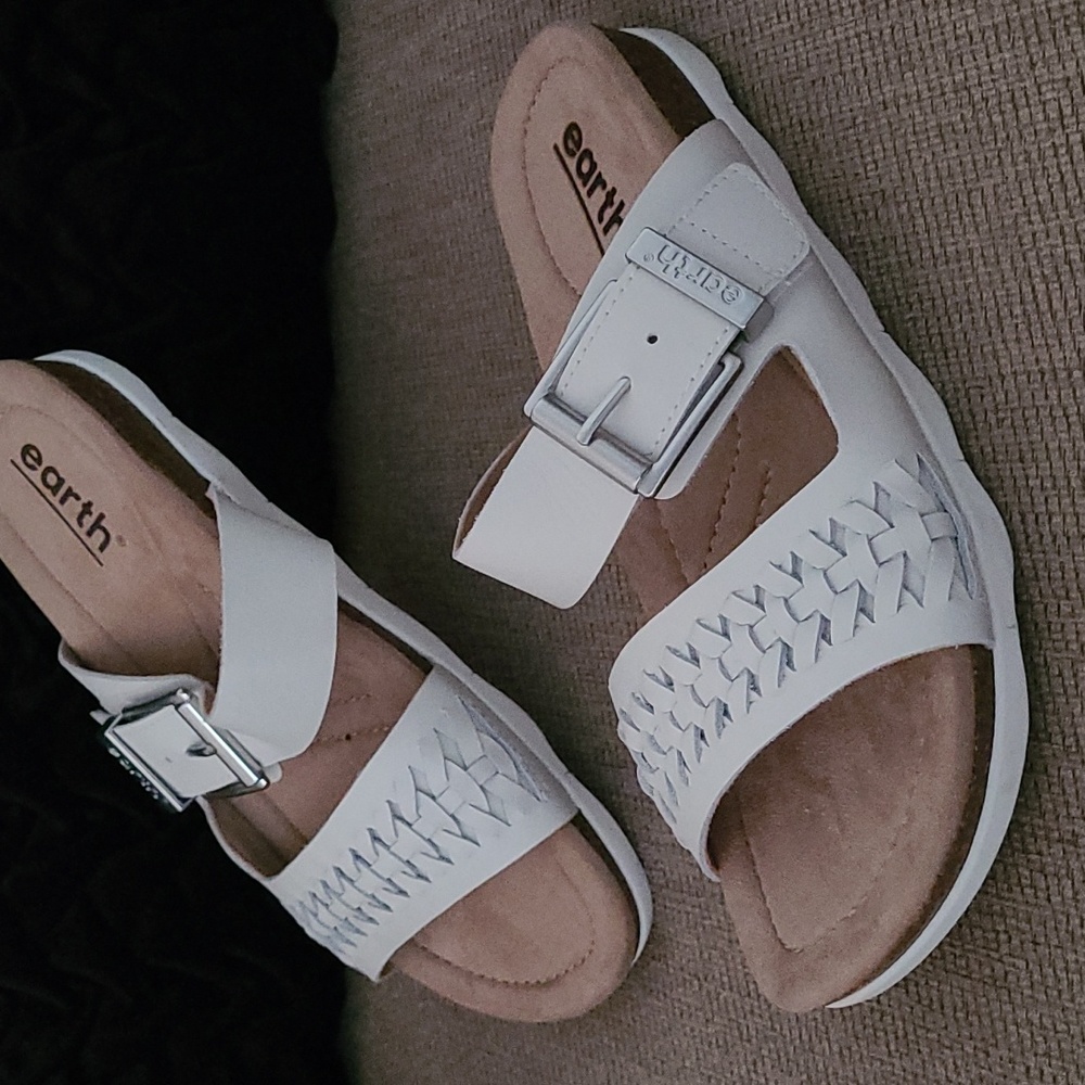 EARTH EMANI WHITE ROUND TOE CASUAL FLAT SLIP ON SANDALS